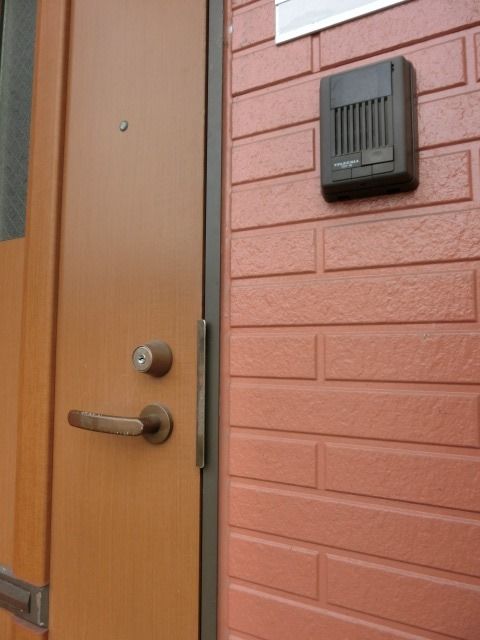 セキュリティ　玄関にはモニターホン。