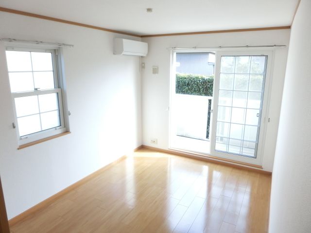 居室・リビング　角部屋２面採光で明るいお部屋です