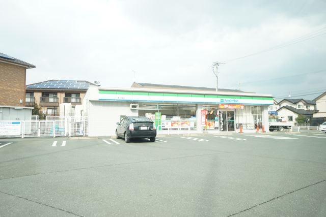 コンビニ　ファミリーマート（コンビニ）まで420m