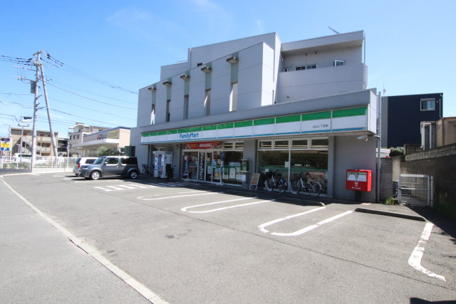 コンビニ　ファミリーマート白山二丁目店（コンビニ）まで690m