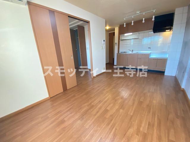 居室・リビング　こちらの居間で趣味の時間をお楽しみください