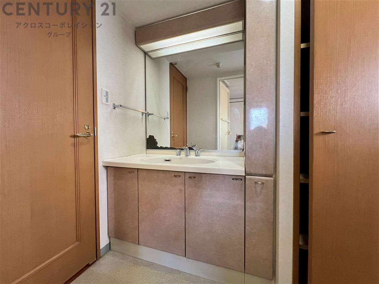 洗面設備　全面鏡の使いやすい洗面台です