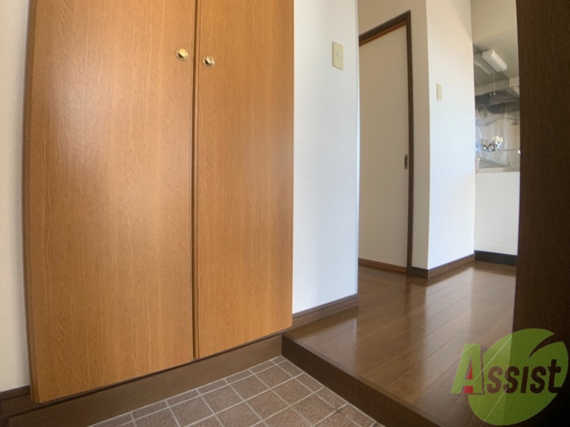 玄関　玄関から撮影しました。敷居が高くなくて安心ですね。