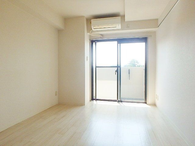 居室・リビング　☆洋室約６帖☆