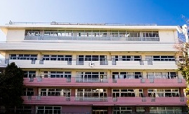 小学校　文京区立本郷小学校（小学校）まで698m