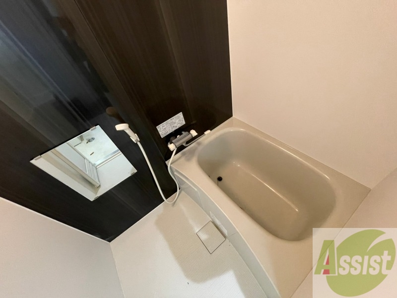 バス・シャワールーム　バスルームは狭すぎず、シャワーも浴びやすそうです。