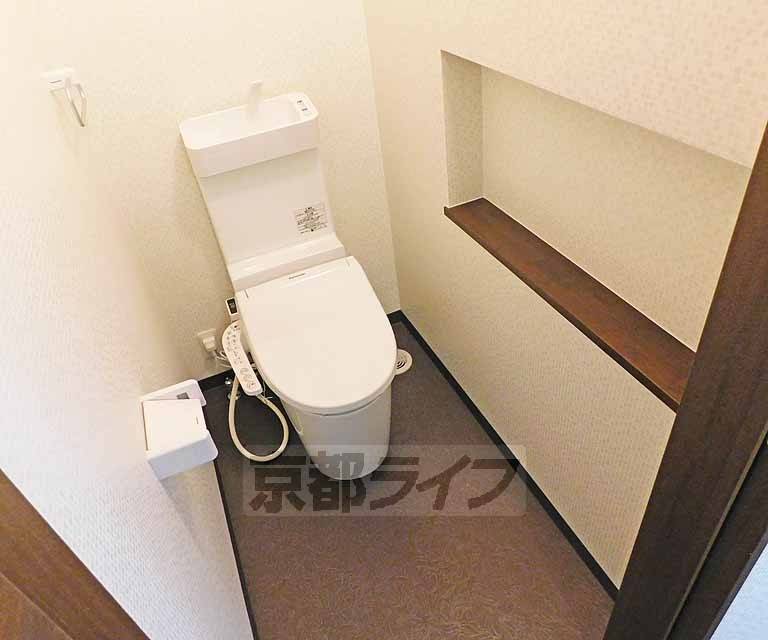 トイレ　ウォシュレット付です。