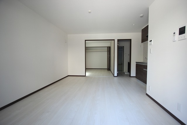 居室・リビング　同物件別号室のものです。