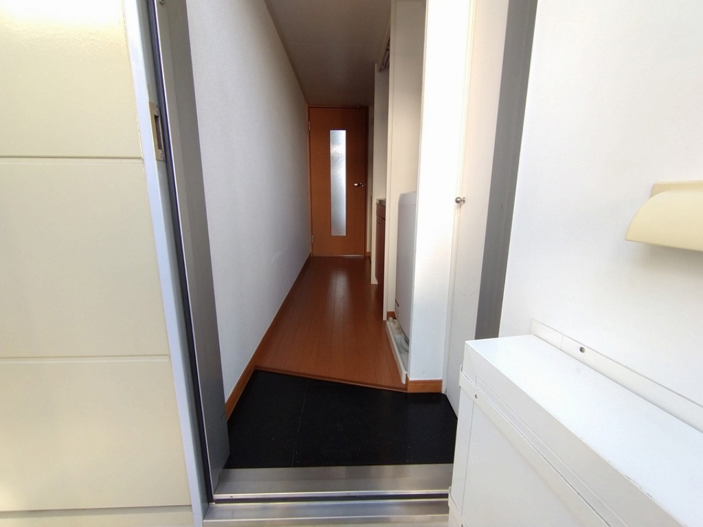 玄関　玄関扉に宅配ボックス付き