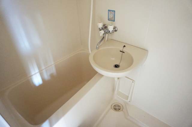 バス・シャワールーム　バストイレ別！湯船につかることで日頃の疲れを癒せます♪