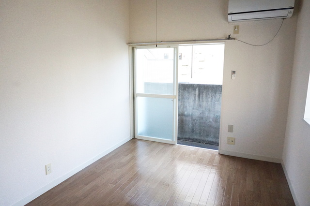 居室・リビング　人気の南向きなので暖かな日差しが入りますね♪