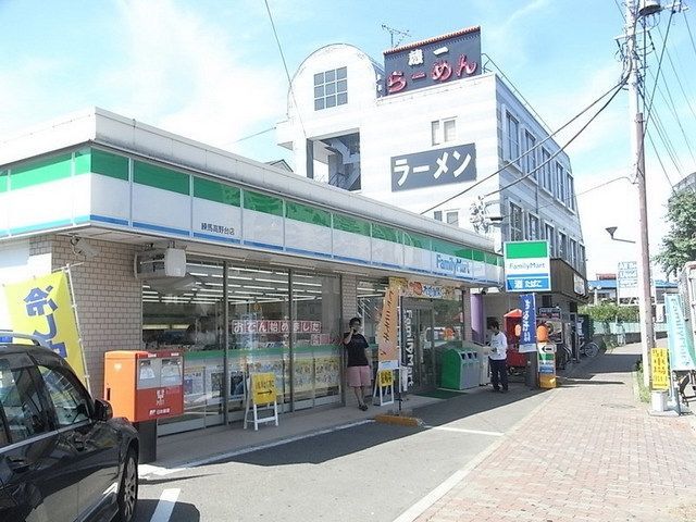 コンビニ　ファミリーマート（コンビニ）まで325m
