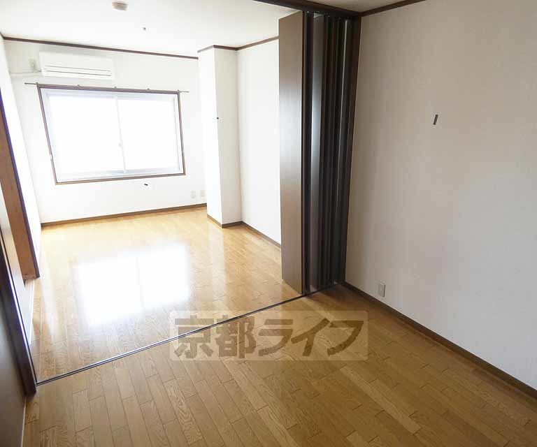 居室・リビング　落ち着いた雰囲気のお部屋です