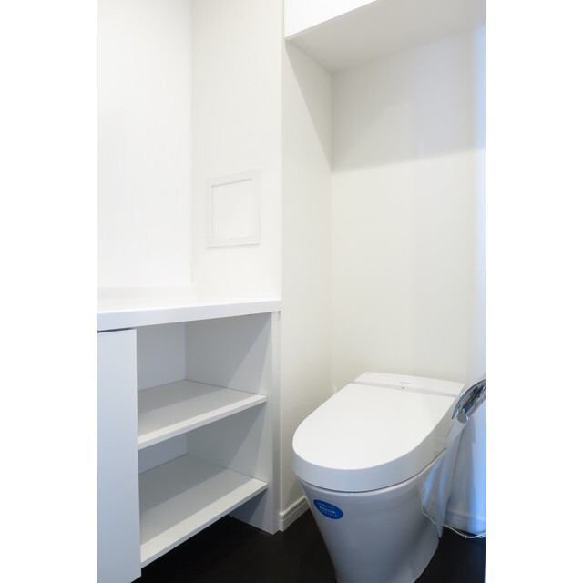 トイレ　タンクレス・温水洗浄機能付！