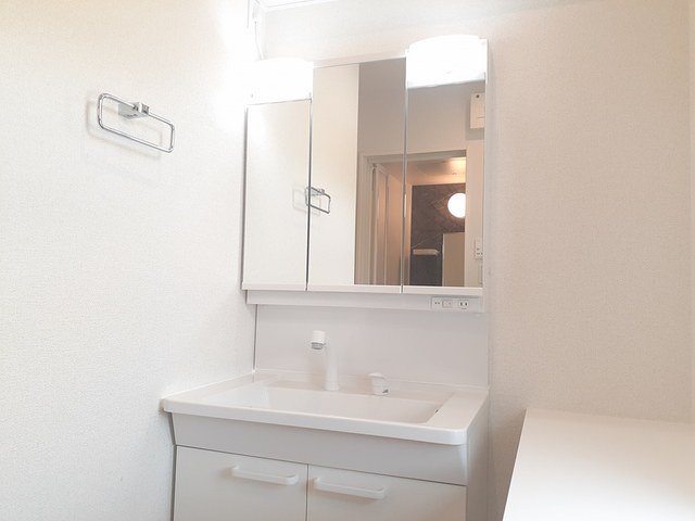 洗面設備　ゆったりとスペースのある洗面所