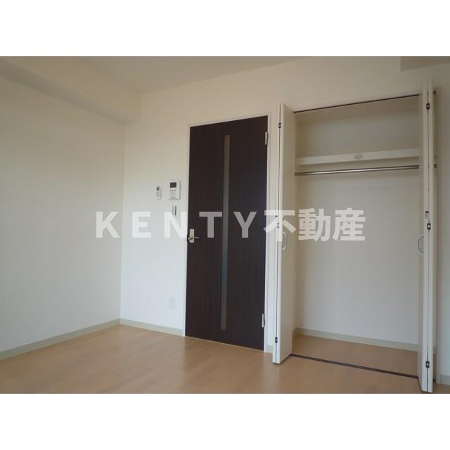 その他部屋・スペース　落ち着いた色調の寝室です