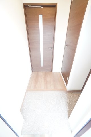 玄関　※同物件・同タイプの写真です。