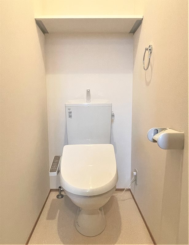 トイレ　温水洗浄便座付きのトイレです。