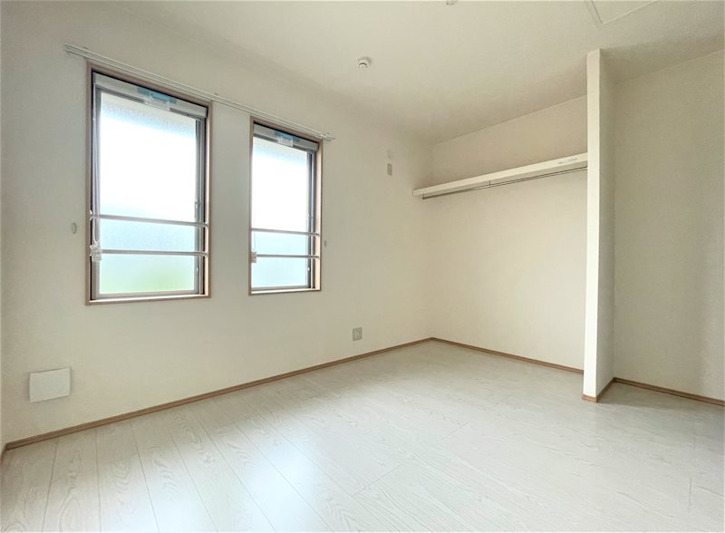 その他部屋・スペース　吊るし収納も設置された北側洋室。