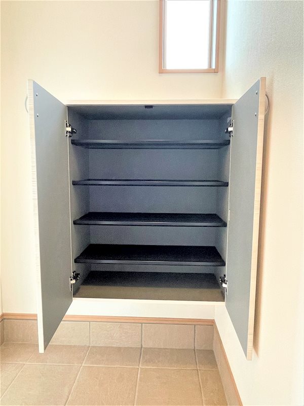 玄関　収納力のある下駄箱をご用意いたしました。