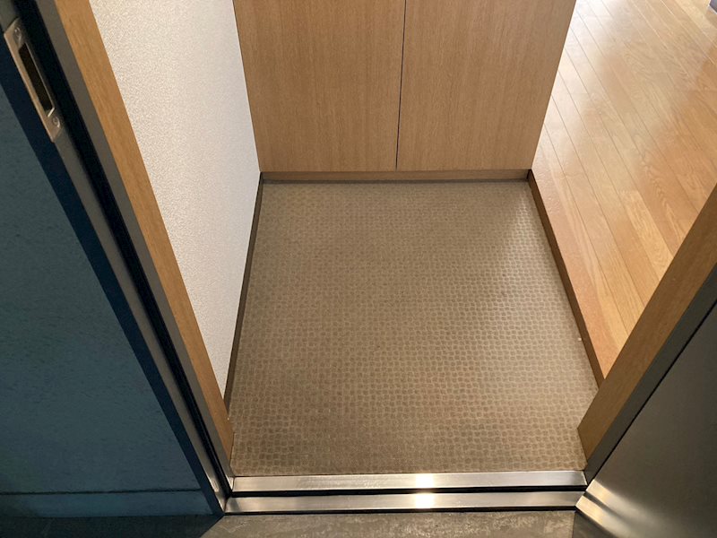 玄関　※301号室