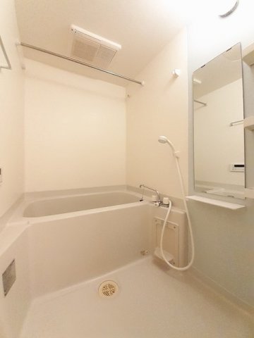 バス・シャワールーム　コンパクトで使いやすいお風呂です