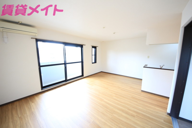 居室・リビング　同物件別室写真