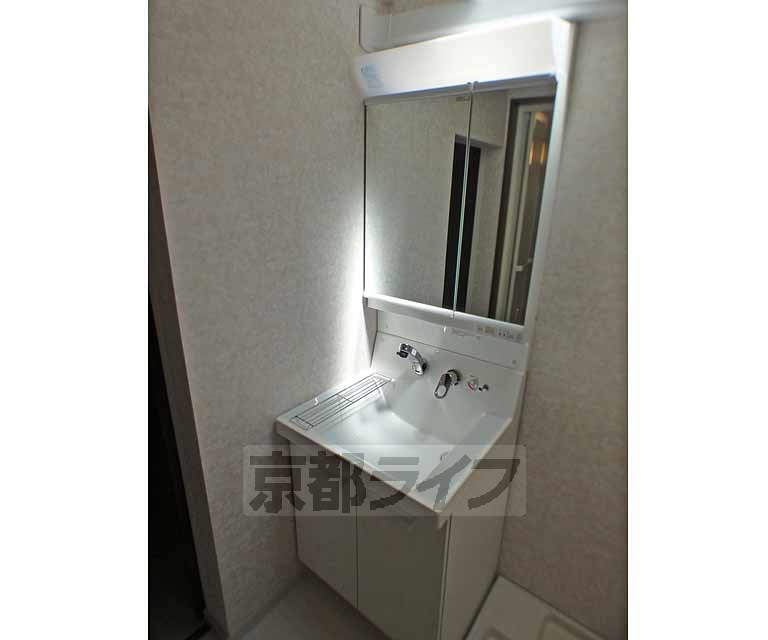 洗面設備　清潔感のある独立洗面台です。