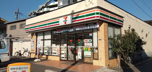 コンビニ　セブンイレブン（コンビニ）まで324m