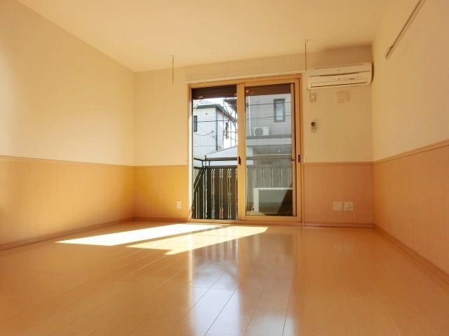 居室・リビング　広々１０帖あります明るいお部屋です。
