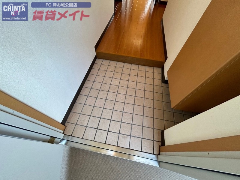 玄関　同じ物件、別部屋の写真です