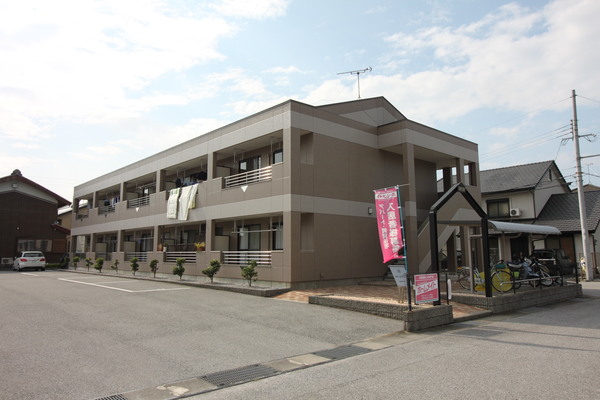 建物外観　２階建てマンション