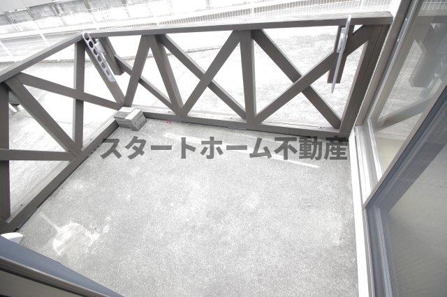 バルコニー　暖かな日差しのふりそそぐバルコニー