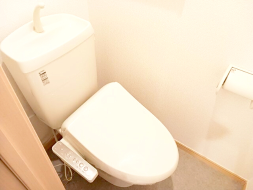 トイレ　落ち着いた色調のトイレです