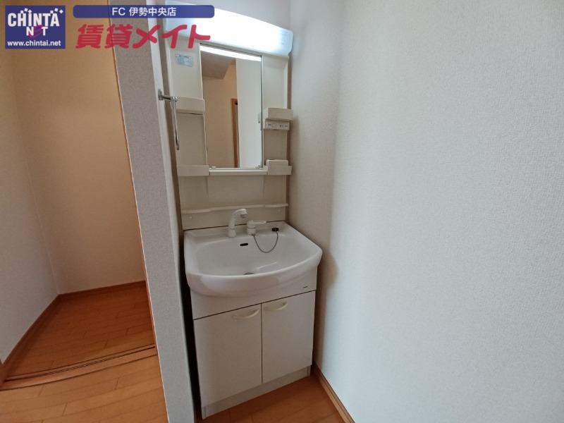 洗面設備　同型反転参考写真