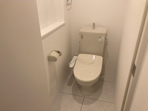 トイレ　嬉しいウォシュレット付きのトイレ！便座温かいですよ♪