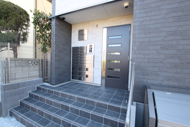 エントランス　オートロック付きのエントランスです♪