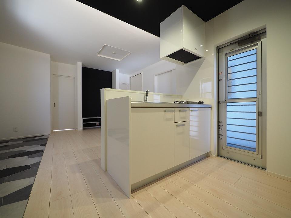 キッチン　対面キッチン仕様でキッチン側にもベランダがあります