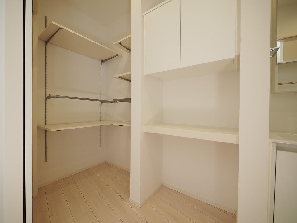 収納　可動棚付きウォークインクローゼット