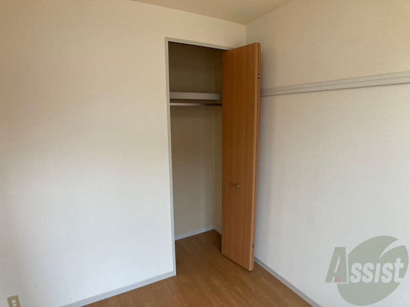 収納　こちらの収納にはハンガーをかけて服もしまえますね。