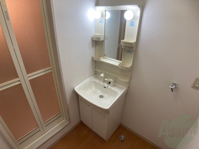 洗面設備　大きくて使いやすそうな独立洗面台になっています。