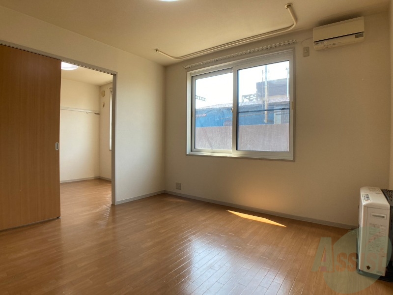 居室・リビング　木目のフローリングは落ち着きのある印象のお部屋になりますね。