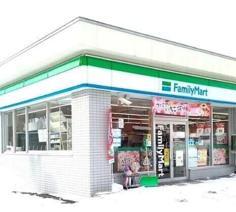 コンビニ　ファミリーマート札幌月寒東5条11丁目店（コンビニ）まで300m