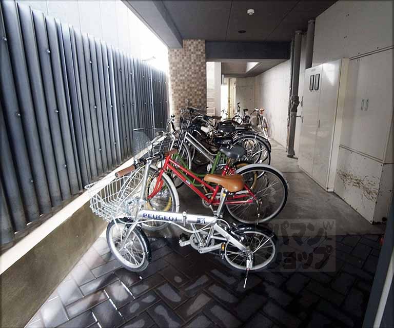 その他共有部分　オートロック付きの駐輪場です