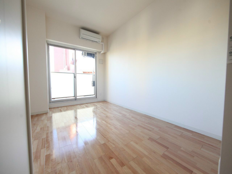 居室・リビング　洋室7.29帖　エアコン完備　南向きバルコニー