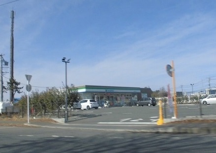 コンビニ　ファミリーマート（コンビニ）まで950m