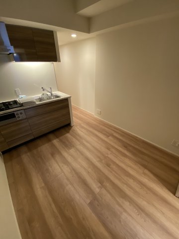 居室・リビング　落ち着いた色調の洋室です