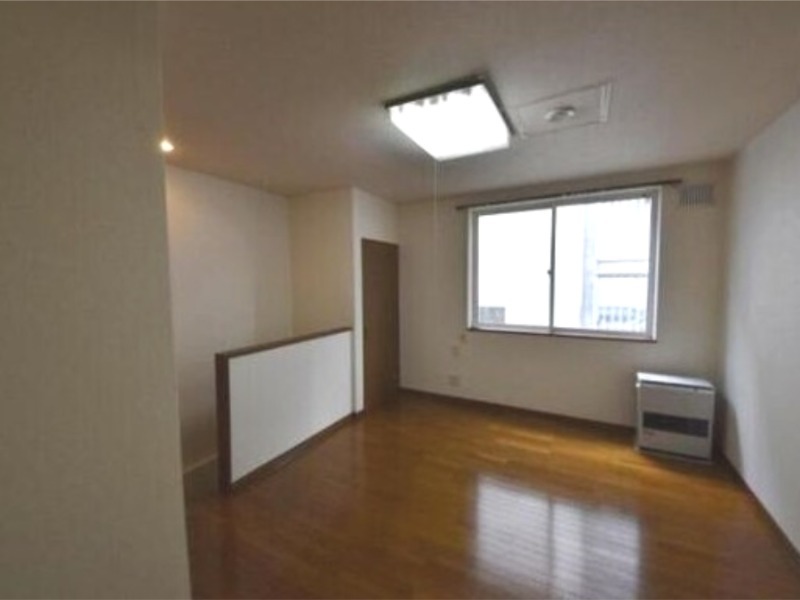 居室・リビング　内装中につき同タイプ別号室の画像です。