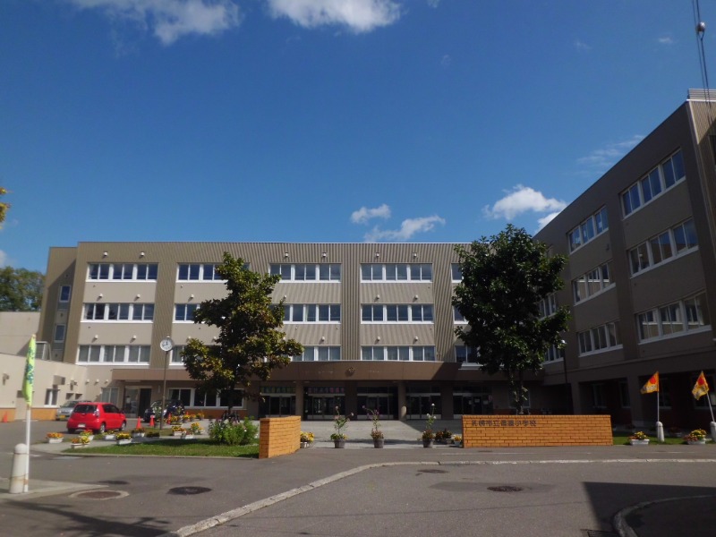 小学校　札幌市立信濃小学校（小学校）まで383m