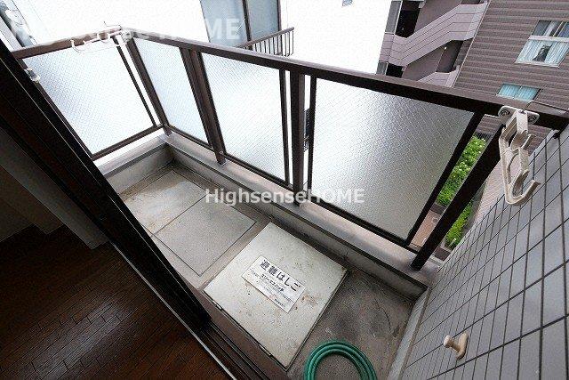 バルコニー　外からの目が気にならないバルコニーで洗濯物が干せます